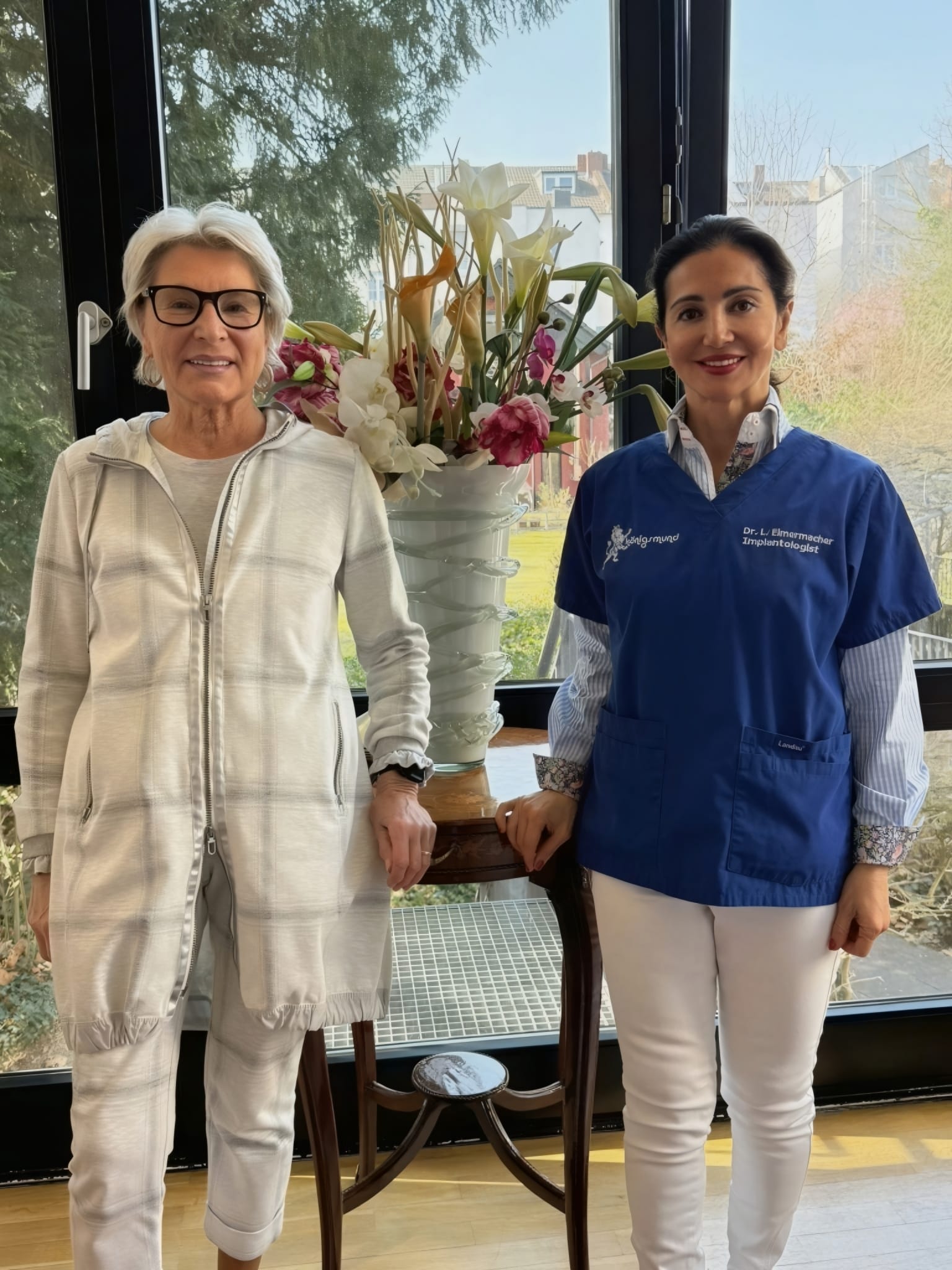 Dr. Lale Eimermacher mit lächelnder Patientin, Zahnarztpraxis Königsmund Bonn